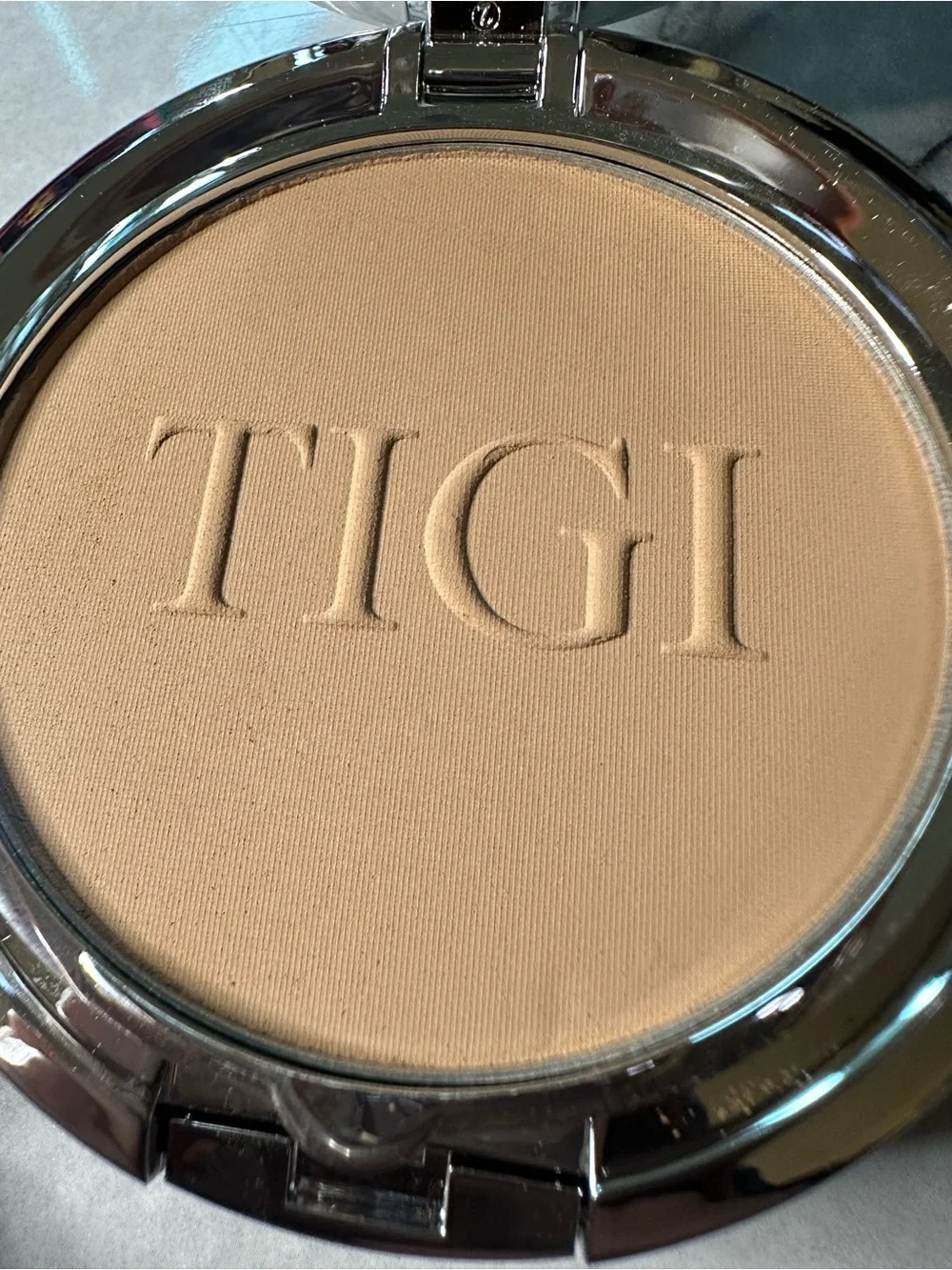 TIGI Compact Face Powder & Liquid Eyeliner Set in Cream and Black